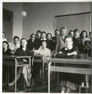 Lalla Romano con le sue allieve nella scuola Arconati di Milano (fine anni 40)